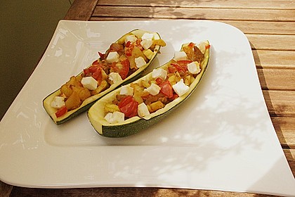 Gef&uuml;llte Zuccini mit Hackfleisch und Fetak&auml;se 12