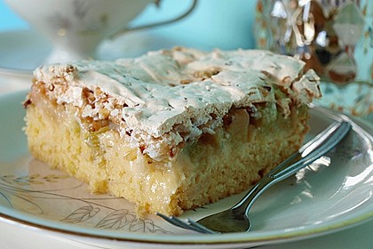 Rhabarberkuchen mit Nussbaiser