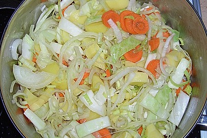 Gem&uuml;sesuppe mit Hackfleischb&auml;llchen