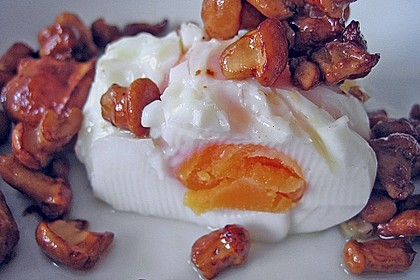 Gebratene Pilze mit pochiertem Ei