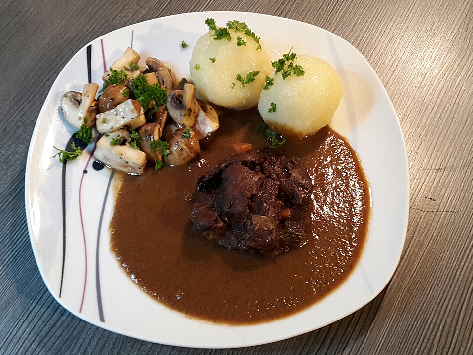 Geschmorte Kalbsbäckchen auf Steinpilzschaum (Rezept mit Bild ...