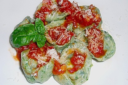 Gr&uuml;ne K&auml;setortellini mit Tomatensauce 3