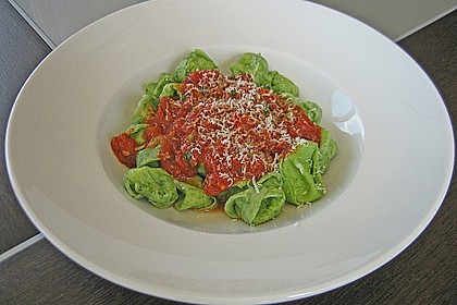 Gr&uuml;ne K&auml;setortellini mit Tomatensauce 4