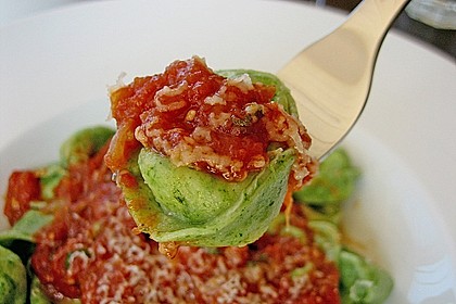Gr&uuml;ne K&auml;setortellini mit Tomatensauce 5