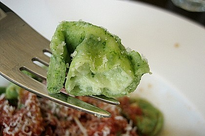 Gr&uuml;ne K&auml;setortellini mit Tomatensauce 6