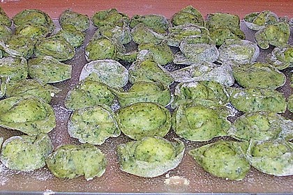 Gr&uuml;ne K&auml;setortellini mit Tomatensauce