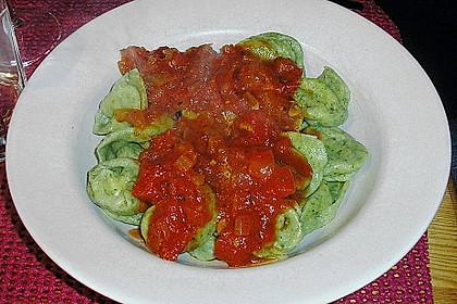 Gr&uuml;ne K&auml;setortellini mit Tomatensauce 1