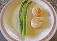 Gegrillte Jakobsmuscheln mit gr&uuml;nem Spargel