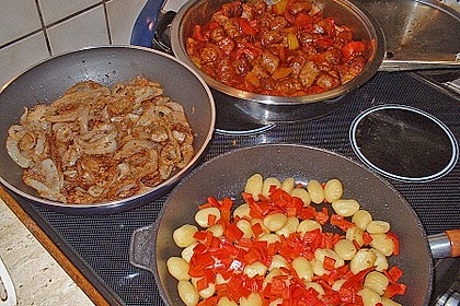 Bratwurst - Curry - B&auml;llchen mit Peperoni - Gnocchi an R&ouml;stzwiebeln 7