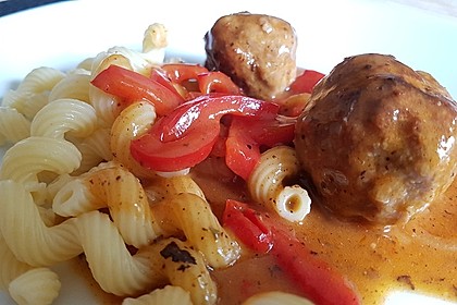 Hackbällchen in Paprikarahmsauce 13