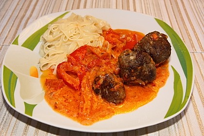 Hackbällchen in Paprikarahmsauce 46