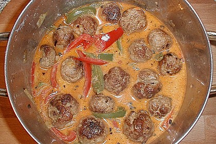 Hackbällchen in Paprikarahmsauce 66