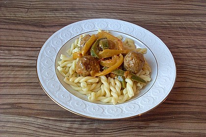 Hackbällchen in Paprikarahmsauce 35
