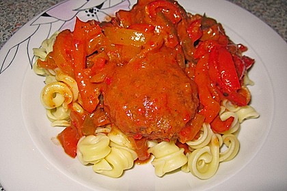 Hackbällchen in Paprikarahmsauce 60