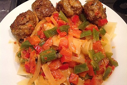 Hackbällchen in Paprikarahmsauce 24