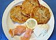 Reibekuchen mit Lachs und Cr&egrave;me fraiche