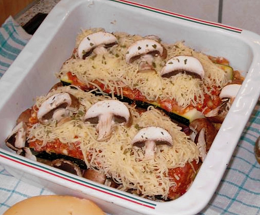 Zucchini gefüllt mit Hackfleisch und Käse überbacken (Rezept mit Bild ...