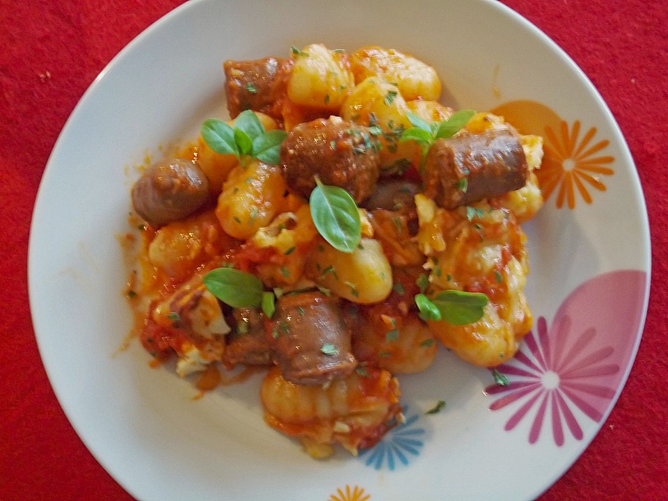 Gnocchi mit Bratwurstbällchen in Tomatensauce (Rezept mit Bild ...