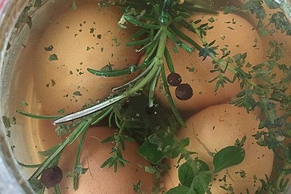 Eingelegte Eier mit Kräutern 8
