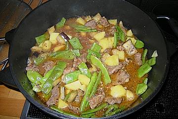 Lammtopf mit grünen Bohnen und Kirschtomaten