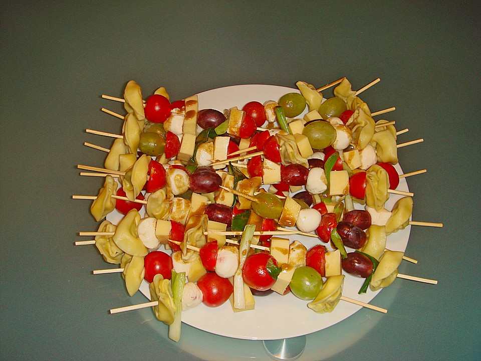 Marinierte Tortellini - Spieße mit Mozarellabällchen und Cherrytomaten ...