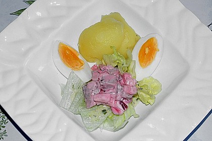 Eisbergsalat mit Hering, Rote Bete, Apfel, Kartoffel und Ei