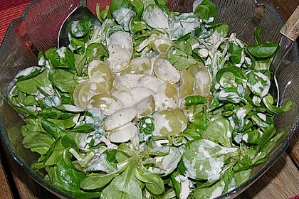 Feldsalat mit glasierten Trauben und Himbeeressigsahnedressing