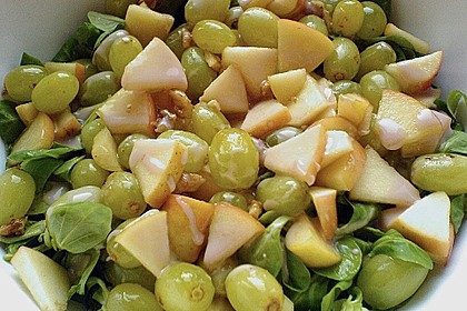 Feldsalat mit glasierten Trauben und Himbeeressigsahnedressing 1