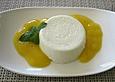 Buttermilchpudding mit Mangosauce
