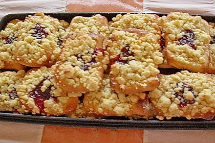 HEART's Kirschstreusel - Hefeteilchen 4