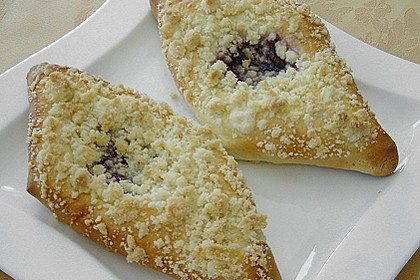 HEART's Kirschstreusel - Hefeteilchen 5