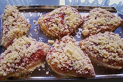 HEART's Kirschstreusel - Hefeteilchen 6
