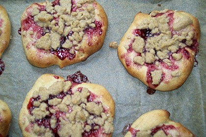 HEART's Kirschstreusel - Hefeteilchen 8