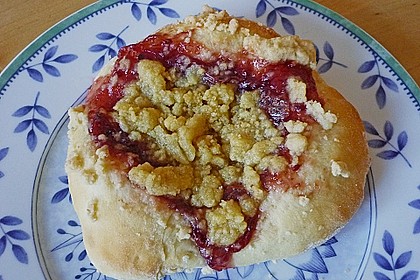 HEART's Kirschstreusel - Hefeteilchen 12