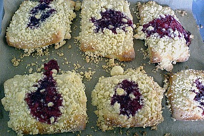 HEART's Kirschstreusel - Hefeteilchen 1