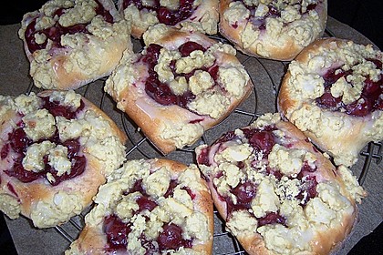 HEART's Kirschstreusel - Hefeteilchen 2