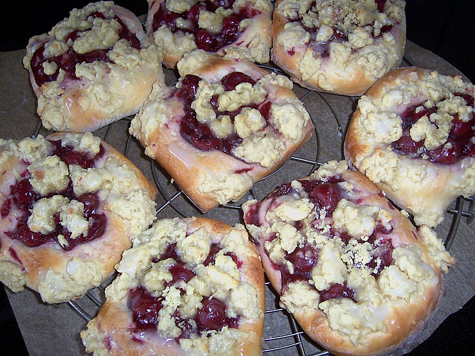 HEART&rsquo;s Kirschstreusel-Hefeteilchen