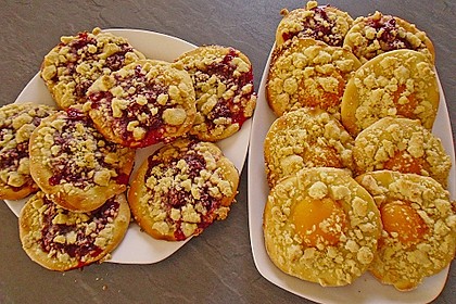 HEART's Kirschstreusel - Hefeteilchen 13
