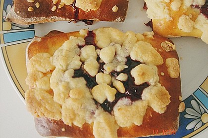 HEART's Kirschstreusel - Hefeteilchen 3