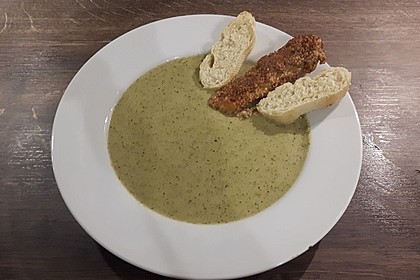 Brokkolicremesüppchen mit gebratenen Gambas und Croutons 6