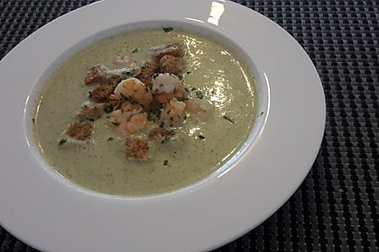 Brokkolicremesüppchen mit gebratenen Gambas und Croutons 7