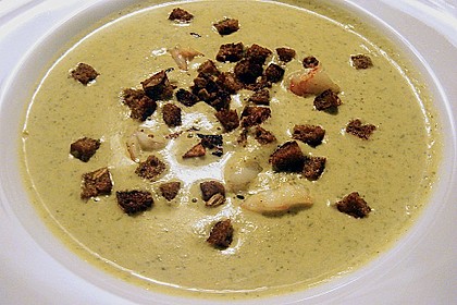Brokkolicremesüppchen mit gebratenen Gambas und Croutons 8
