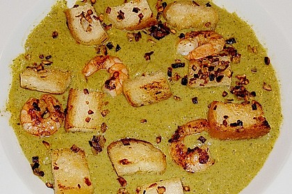 Brokkolicremesüppchen mit gebratenen Gambas und Croutons 10