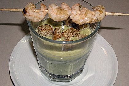 Brokkolicremesüppchen mit gebratenen Gambas und Croutons 9