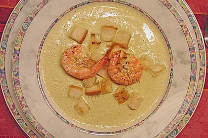 Brokkolicremesüppchen mit gebratenen Gambas und Croutons 4