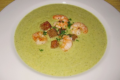 Brokkolicremesüppchen mit gebratenen Gambas und Croutons 3