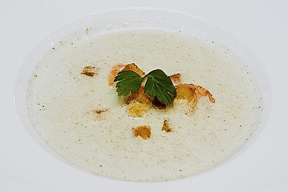 Brokkolicremesüppchen mit gebratenen Gambas und Croutons 1