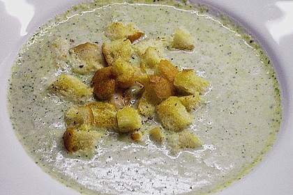 Brokkolicremesüppchen mit gebratenen Gambas und Croutons 7