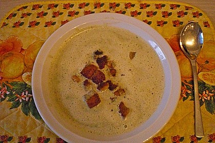 Brokkolicremesüppchen mit gebratenen Gambas und Croutons 11