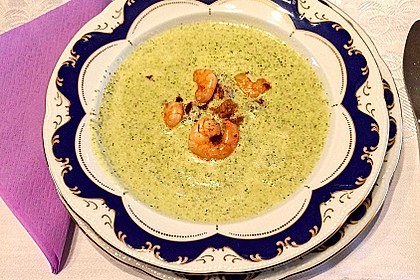 Brokkolicremesüppchen mit gebratenen Gambas und Croutons 2